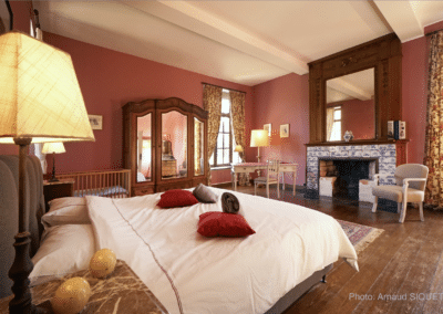 gite_chateau-de-lassus_chambre-rose_king-size-bed